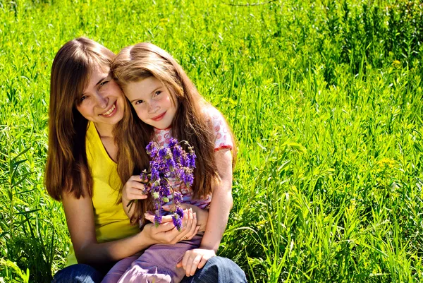 小さな娘と若い母親を笑顔 — ストック写真