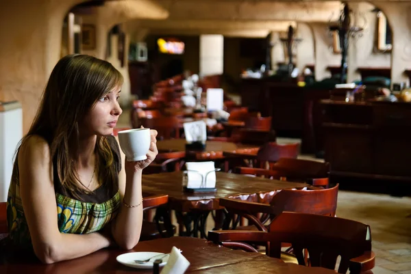 Jovem mulher no café — Fotografia de Stock