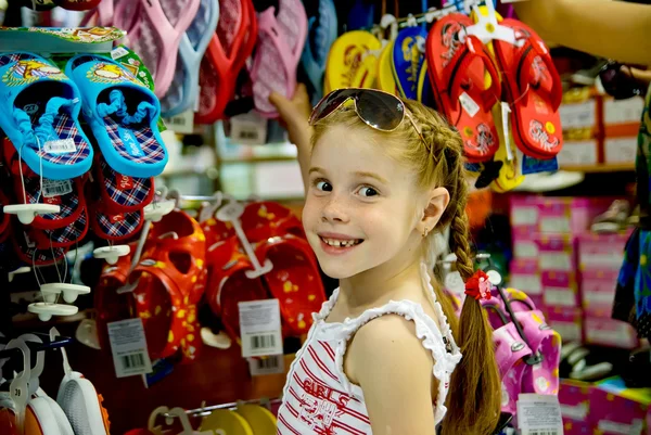 Küçük kız bir Ayakkabı mağazası — Stok fotoğraf