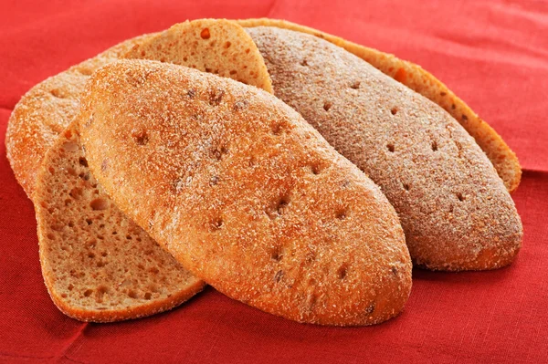 Zwart brood op rood — Stockfoto
