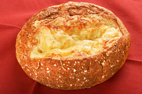 赤の上にチーズとパン — ストック写真