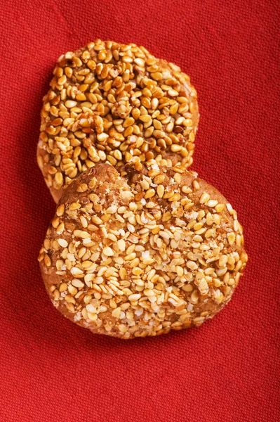 Soubory cookie s sesame seedson na červené zblízka — Stock fotografie
