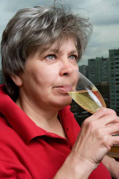 Kobieta z szampan szkło z bliska — Zdjęcie stockowe