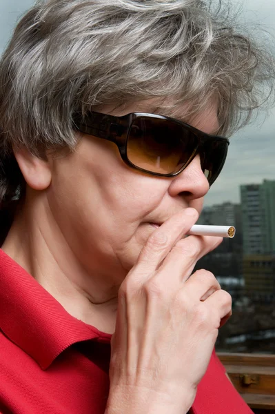 Mulher com macro cigarro — Fotografia de Stock