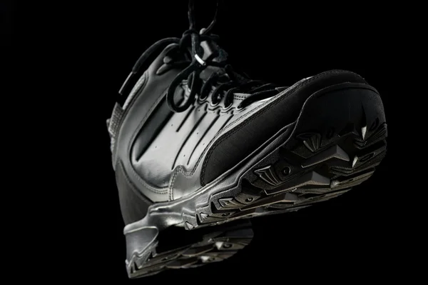 Zimní sportovní boty na černém pozadí — Stock fotografie
