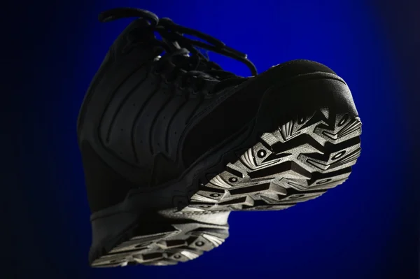 Zimní sportovní boty na modrém pozadí — Stock fotografie