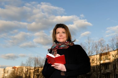 kadın bir kitapla sonbahar giysileri