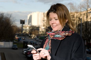 kadının kullandığı cep telefonu