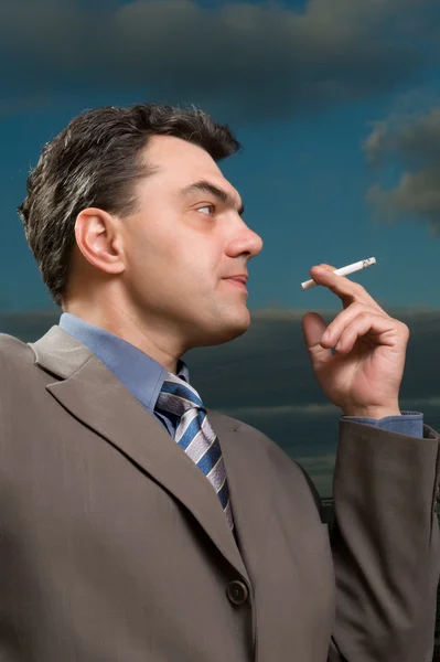Homem de negócios fuma — Fotografia de Stock