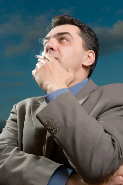 Бизнесмен с сигаретой — стоковое фото