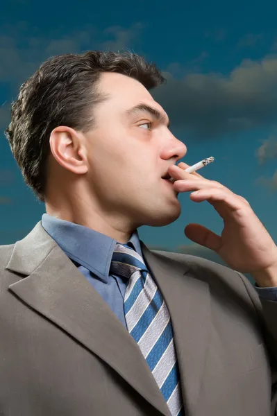 Biznesmen z papierosów z bliska — Zdjęcie stockowe