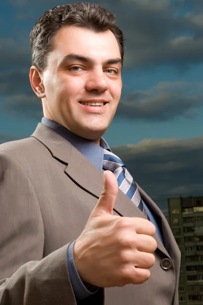 Mutlu bir adam bir takım elbise içinde yakın çekim — Stok fotoğraf
