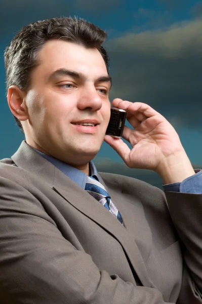 Człowiek w garniturze z telefonu komórkowego — Zdjęcie stockowe
