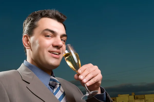 Empresario con una copa de champán de cerca — Foto de Stock