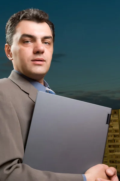 Un om de afaceri cu laptop aproape — Fotografie, imagine de stoc