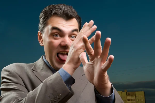Człowiek w garniturze pokazuje język — Zdjęcie stockowe