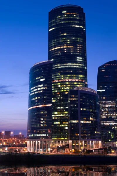 Stad wolkenkrabbers in Moskou bij zonsondergang — Stockfoto