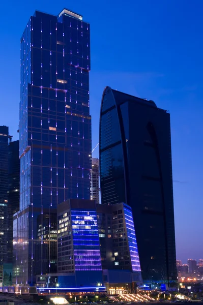 Rascacielos con iluminación al atardecer —  Fotos de Stock