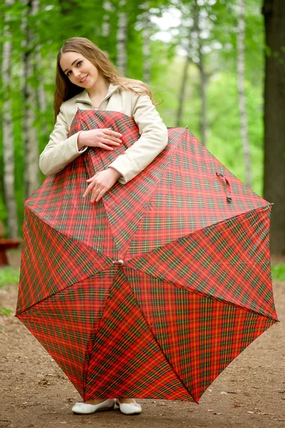 Dziewczyna z parasolką w parku lato — Zdjęcie stockowe