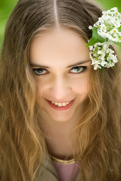 Tyttö kukkia hiuksissaan lähikuva — kuvapankkivalokuva