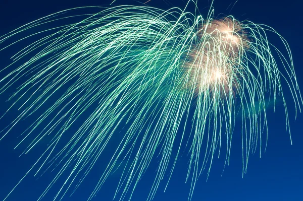 Zöld tűzijáték közelről — Stock Fotó