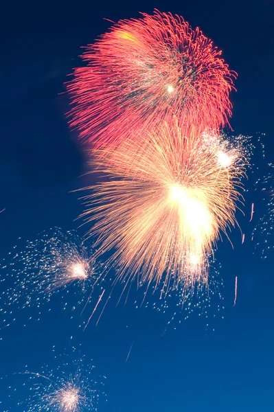 Gelbes und rotes Feuerwerk — Stockfoto