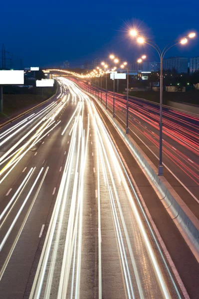 Lätta spår på natten på motorvägen — Stockfoto