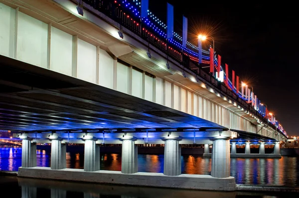 Brücke beleuchtet — Stockfoto