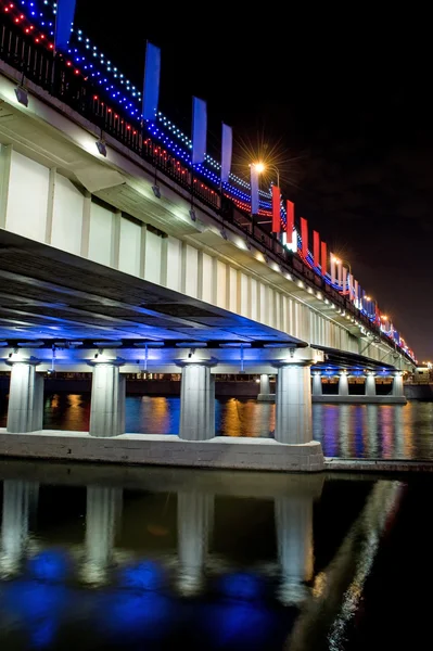 Brücke mit beleuchteter — Stockfoto