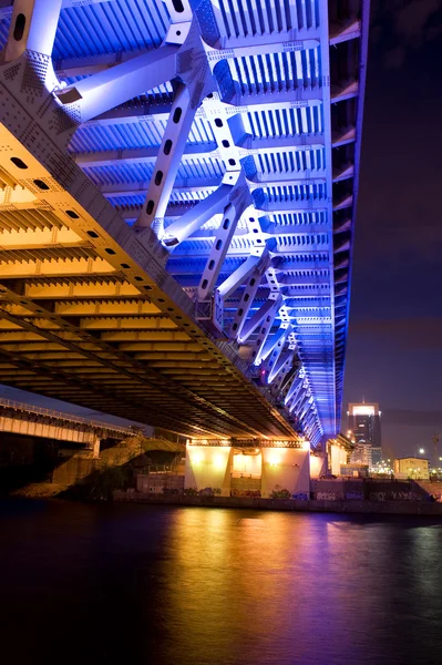 Brücke mit beleuchteter Nahaufnahme — Stockfoto