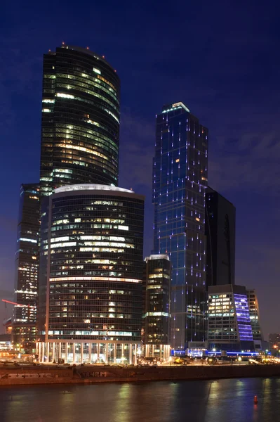 Rascacielos modernos en una noche —  Fotos de Stock