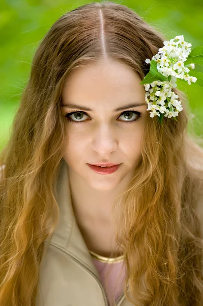 Mooi meisje met bloemen — Stockfoto