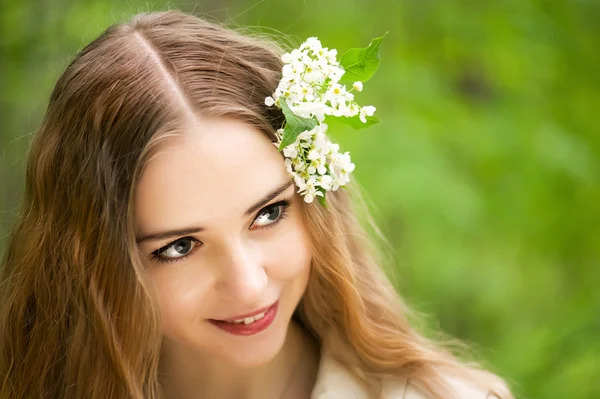 Όμορφη νεαρή κοπέλα με λουλούδια — Φωτογραφία Αρχείου