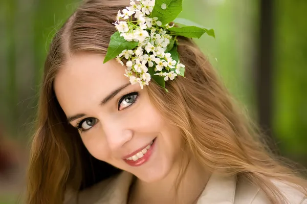 Mooi meisje met bloemen close-up — Stockfoto