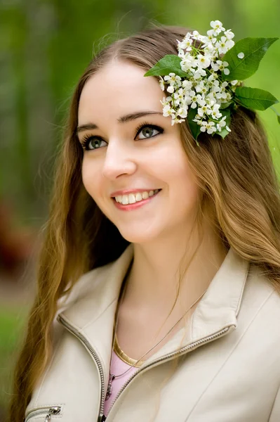 Ładna dziewczyna z kwiatami we włosach — Zdjęcie stockowe