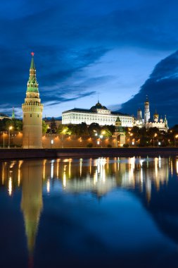 Kremlin'e ve nehir