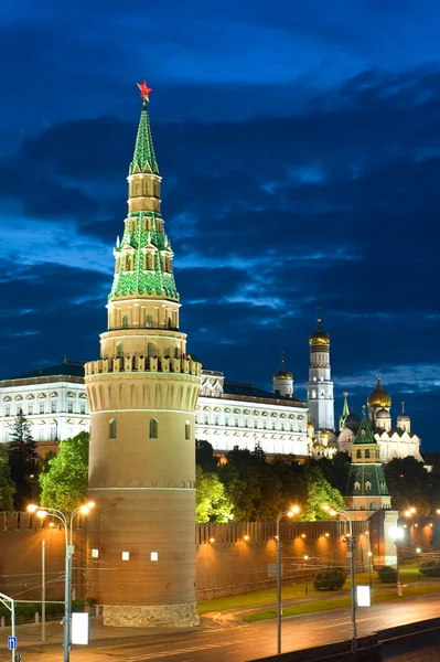 Tornet Kreml och vägen på nära håll — Stockfoto