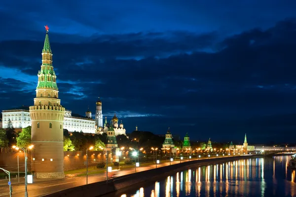 Kremlin e rio de perto — Fotografia de Stock
