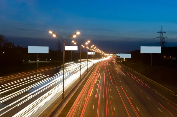 Lichter in der Nacht auf der Autobahn — Stockfoto