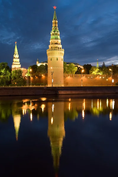 Turm Kremlin und Fluss — Stockfoto