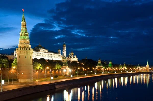 Věž moskevského Kremlu a řeka — Stock fotografie