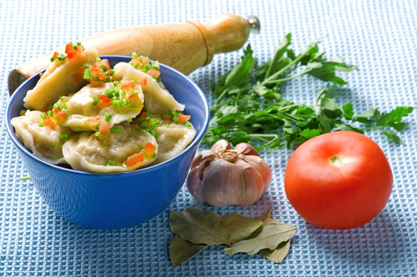 Pelmeni and garlic and bay leaf — Stock Photo, Image