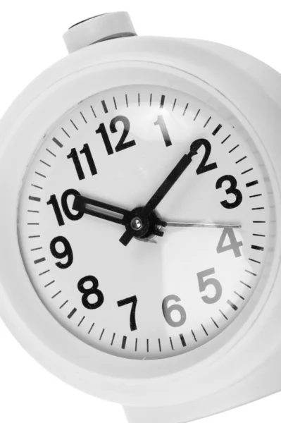 Часы на белом крупным планом — стоковое фото