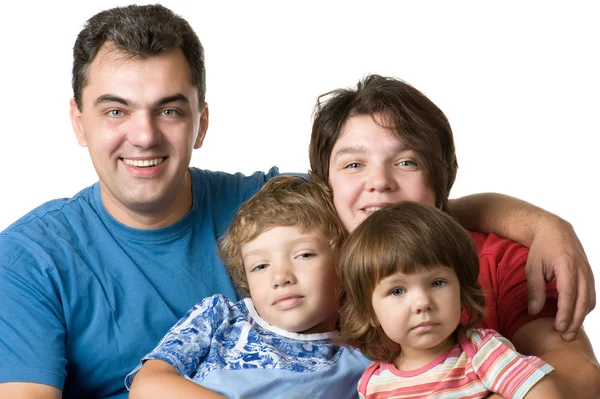 Lässiges Porträt einer jungen Familie auf Weiß — Stockfoto