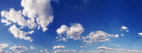 Πανόραμα μπλε ουρανό με άσπρα σύννεφα — Φωτογραφία Αρχείου