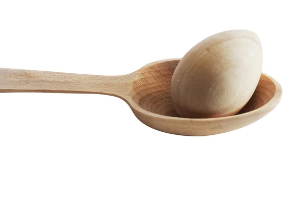 Huevo en blanco de madera torneado en la cuchara sobre blanco — Foto de Stock