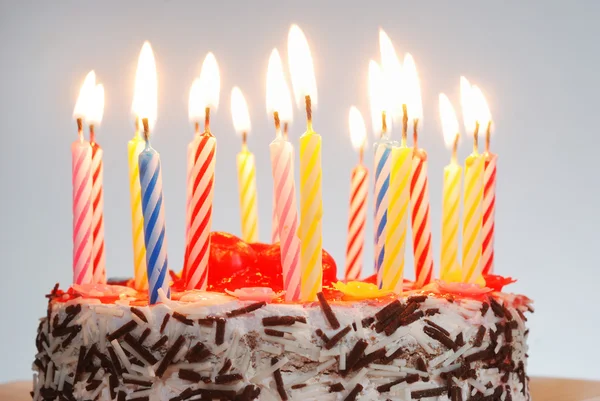 Eine Geburtstagstorte mit brennenden Kerzen — Stockfoto