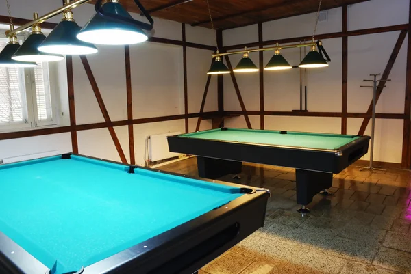 Prise de vue de salle de billard avec tables — Photo