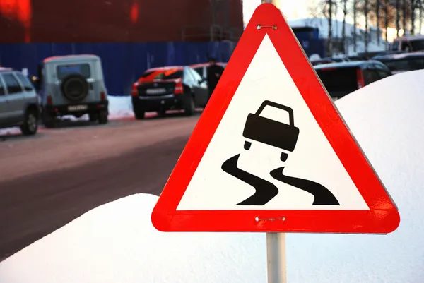 Varning znamení pro kluzké silnici před sebou — Stock fotografie