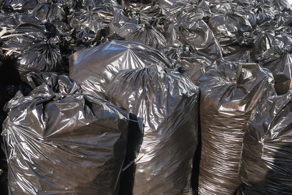 Hromadu černých odpadkové pytle — Stock fotografie